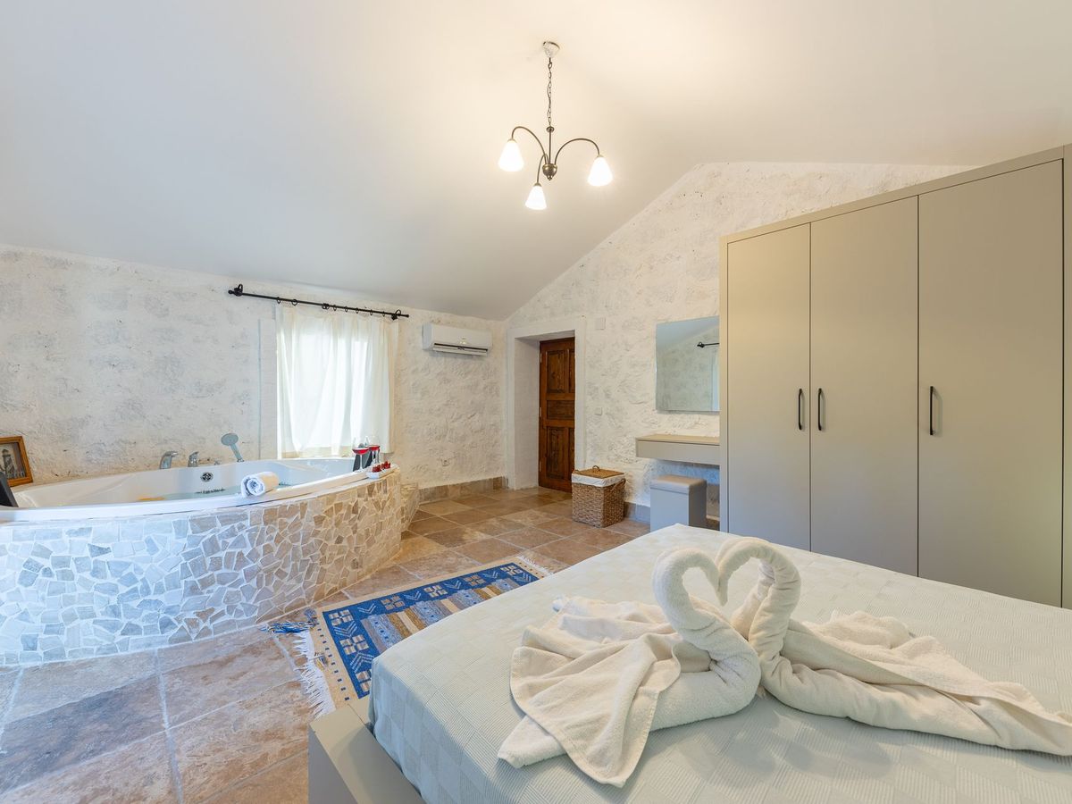 Cave Suite with Jacuzzi